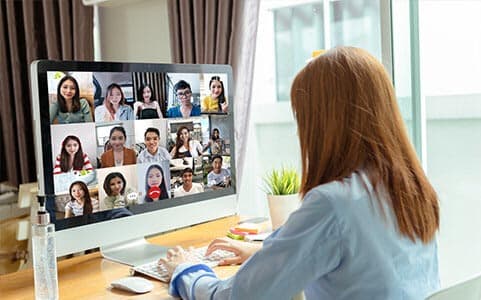 spletni-tecaj.jpeg tečajnik tečaja ročnega testerja pred računalnikom